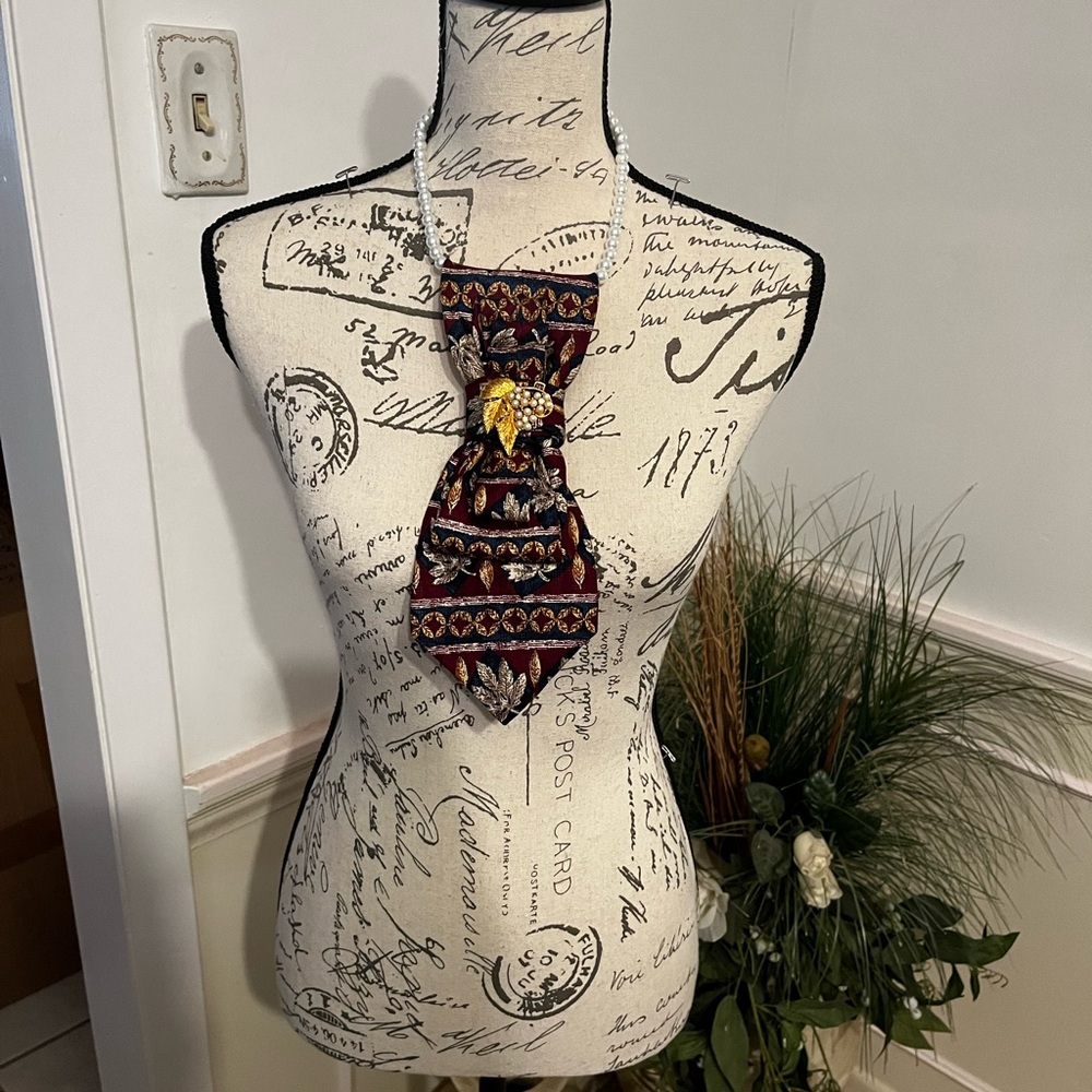 Ladies Elegant Red and Gold Necktie Necklace